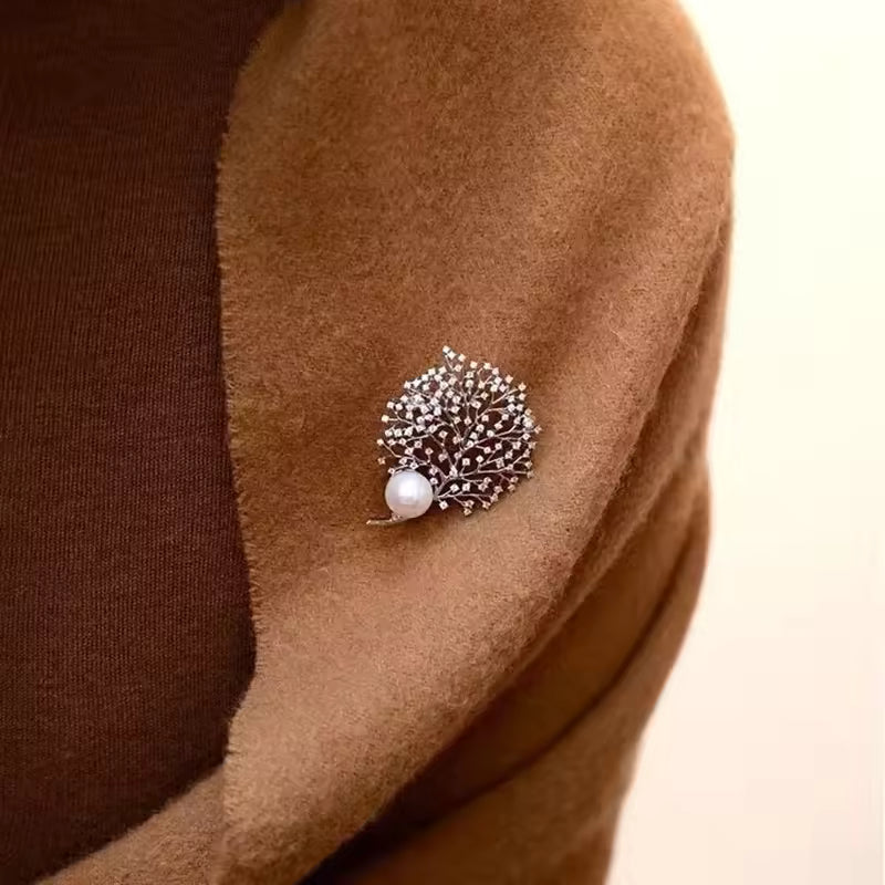 Broche perlée argentée porté