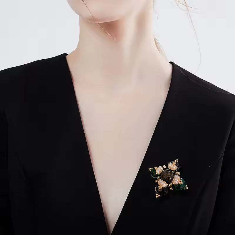 Broche perles baroque porté
