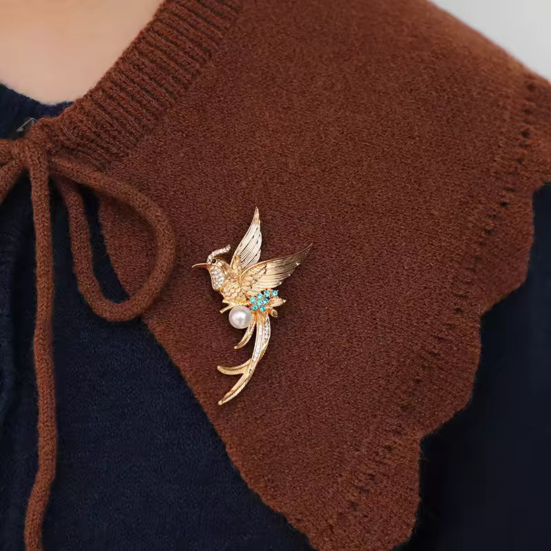Broche phénix écarlate porté