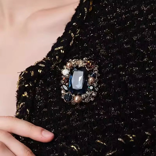 Broche pierre bleue royale porté