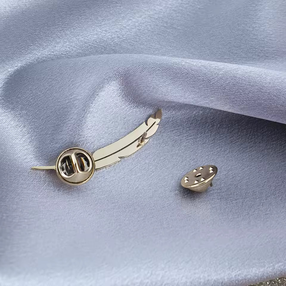 Broche plume de dos