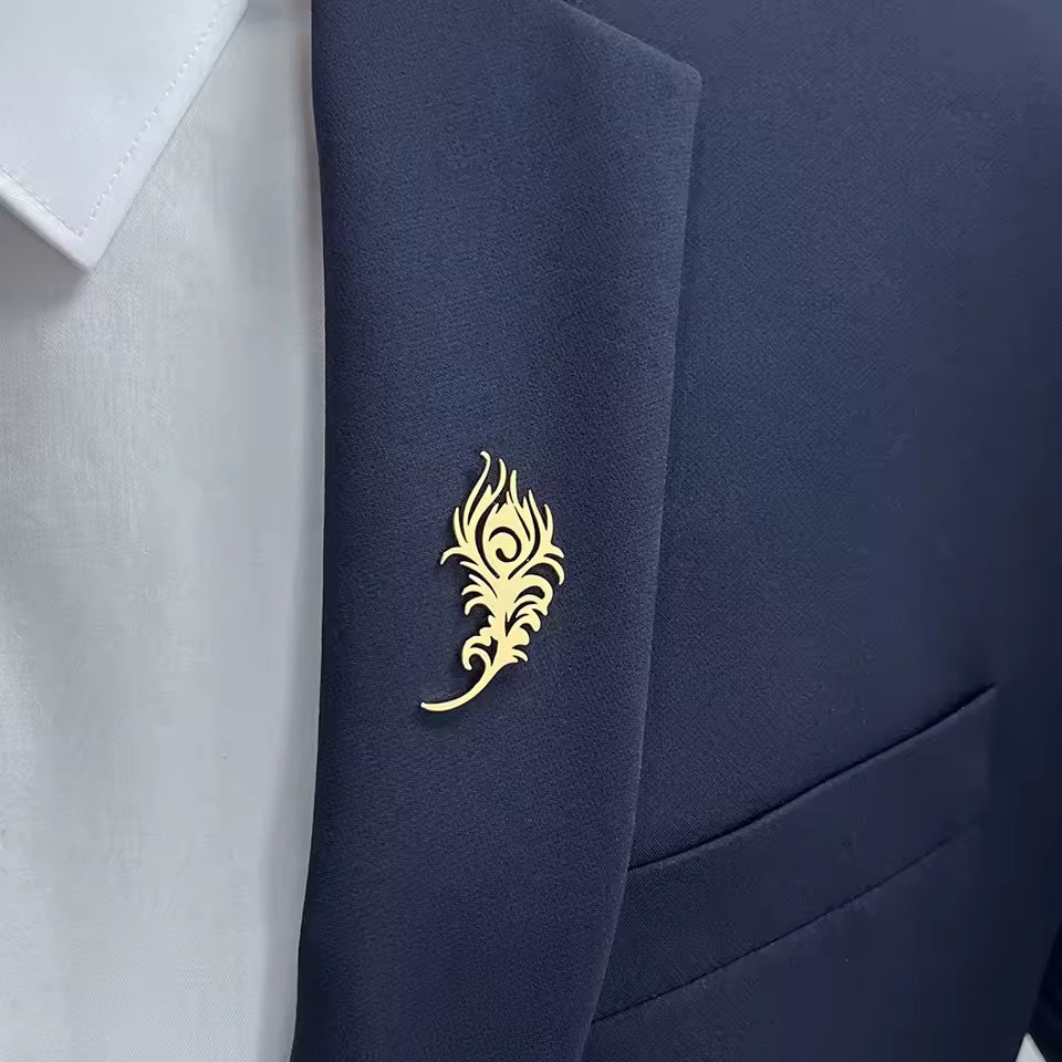 Broche plume de paon porté