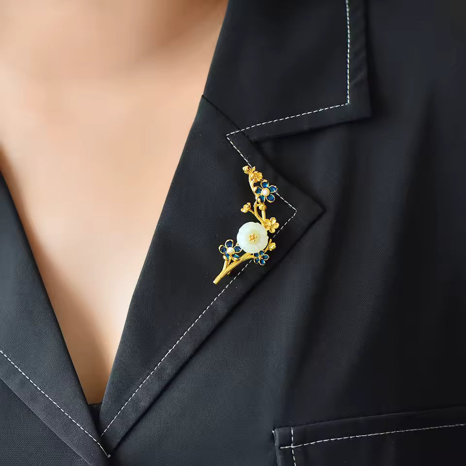 Broche prunier émaillée porté