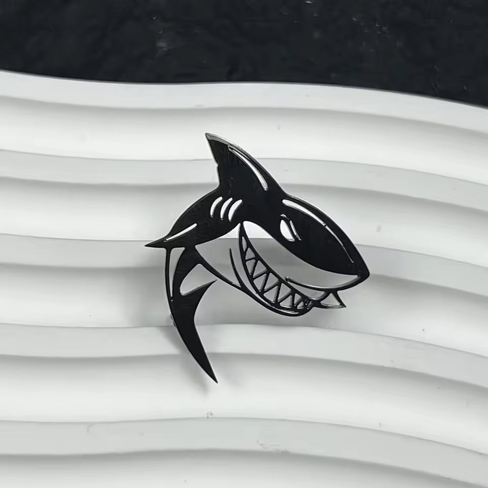 Broche requin noir
