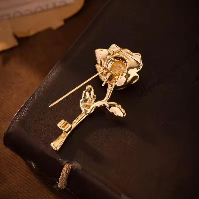 Broche rose dorée de dos