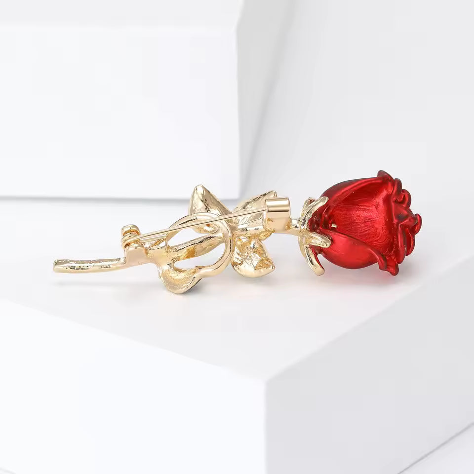 Broche rose rouge de dos