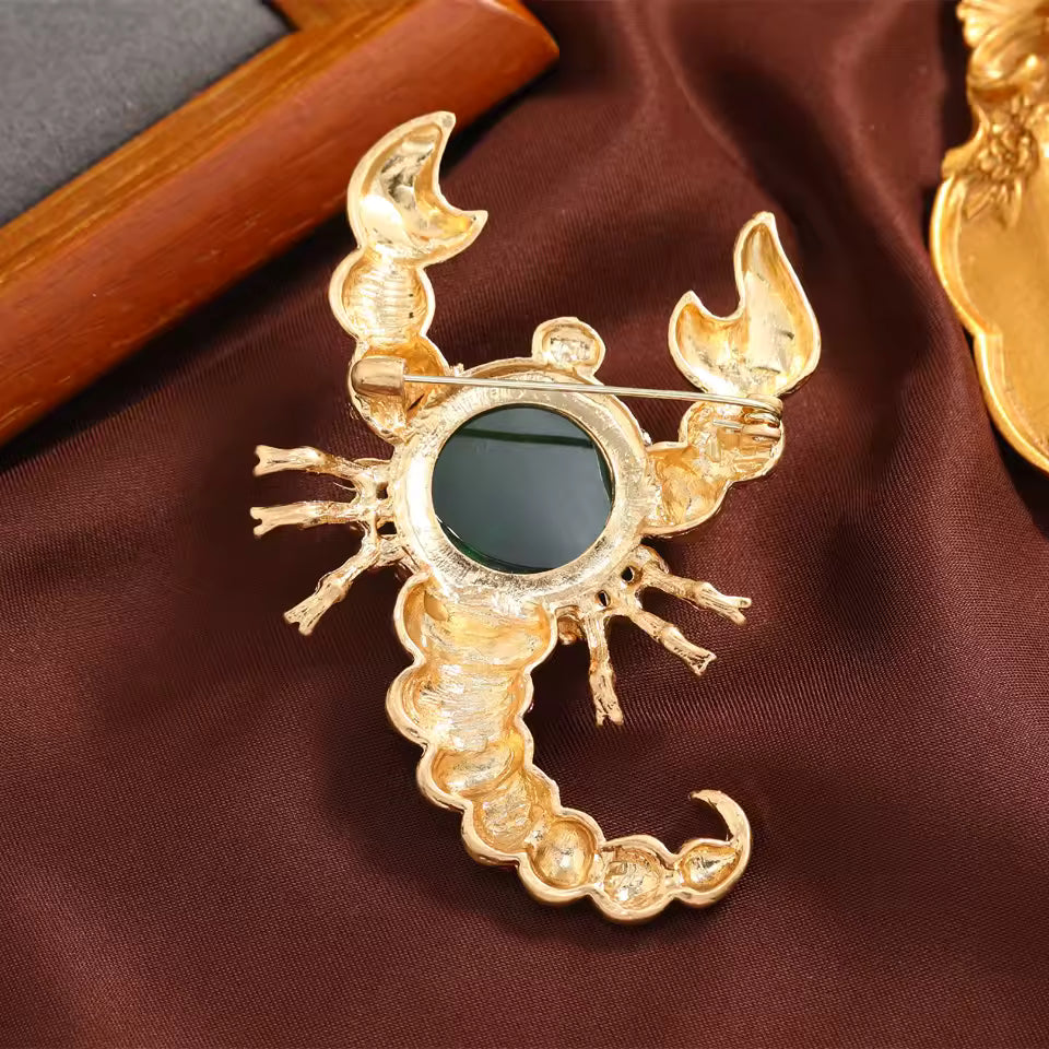 Broche scorpion majestueux  de dos