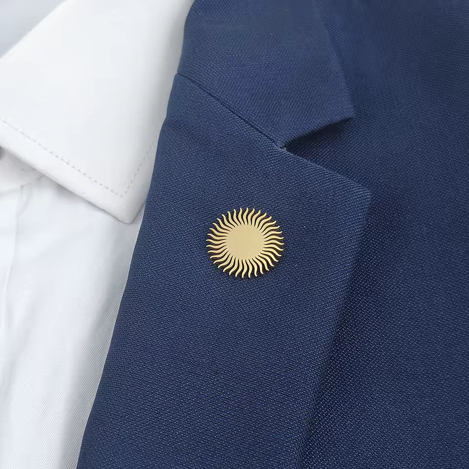 Broche soleil envoûtant porté