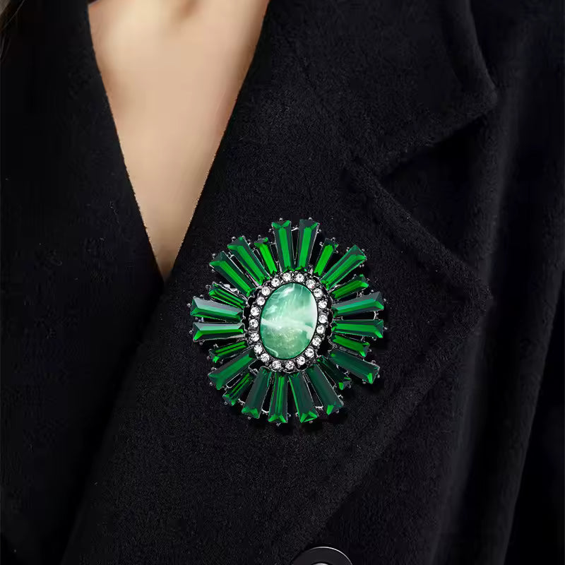Broche soleil royal porté