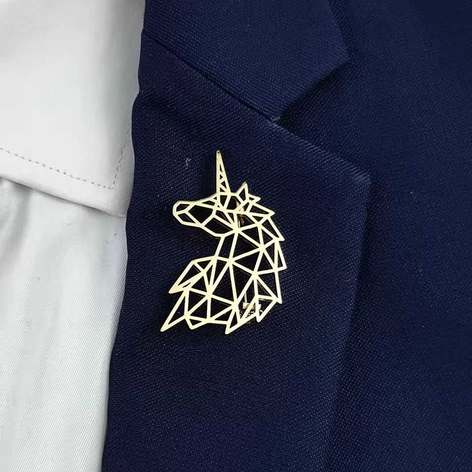 Broche tête de licorne porté