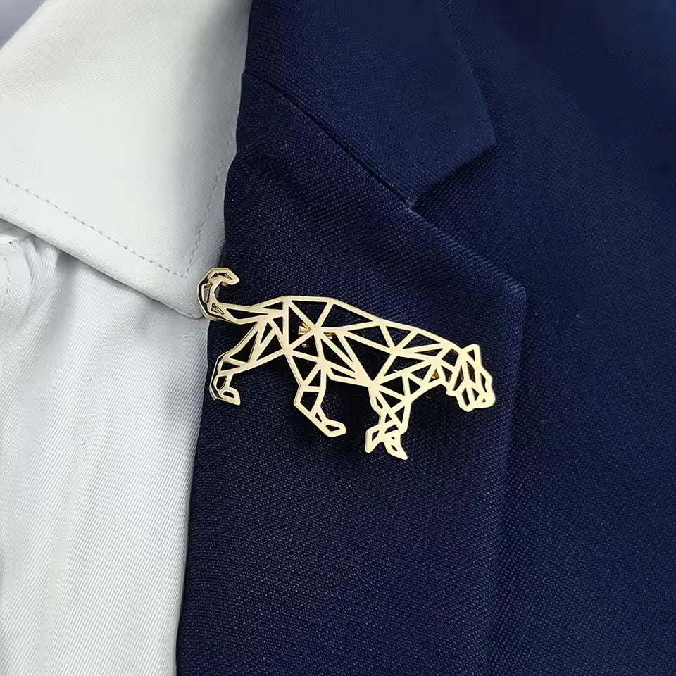 Broche tigre ajourée porté