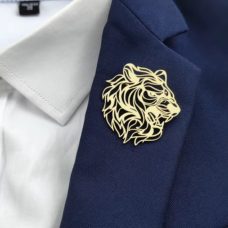 Broche tigre ajouré porté