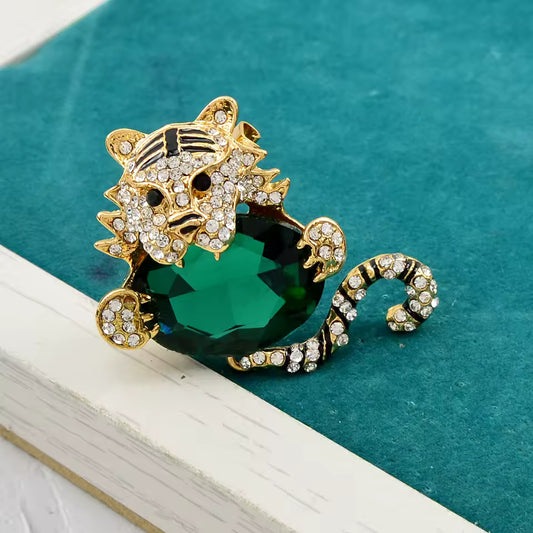 Broche tigre protecteur doré