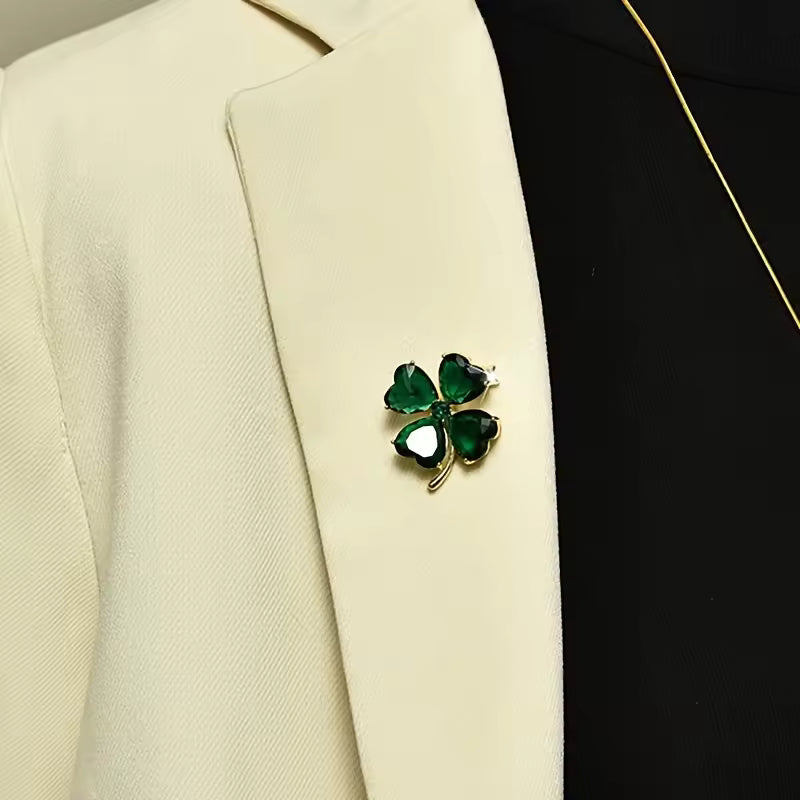 Broche trèfle impérial porté