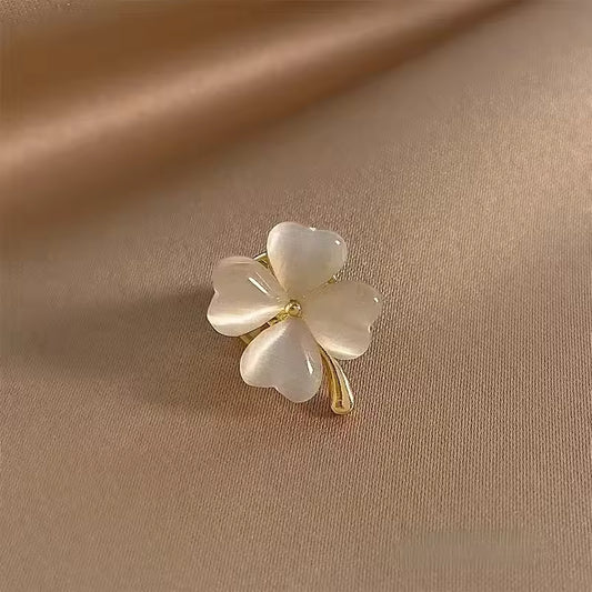 Broche trèfle nacré