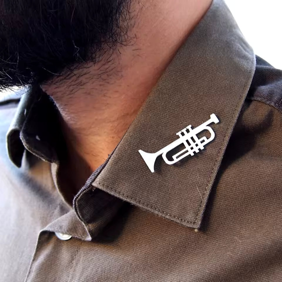 Broche trompette porté 2