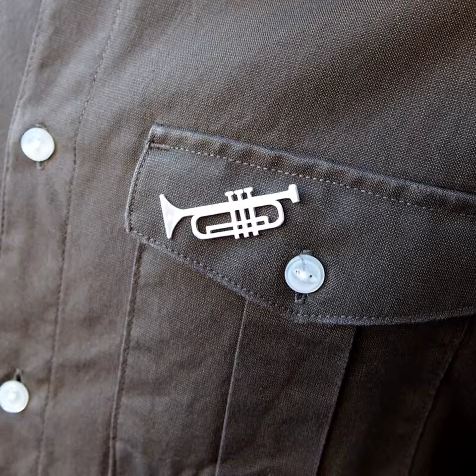 Broche trompette porté