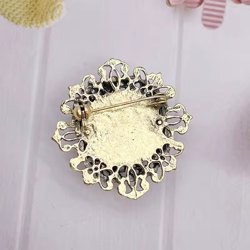 Broche vintage baroque de dos