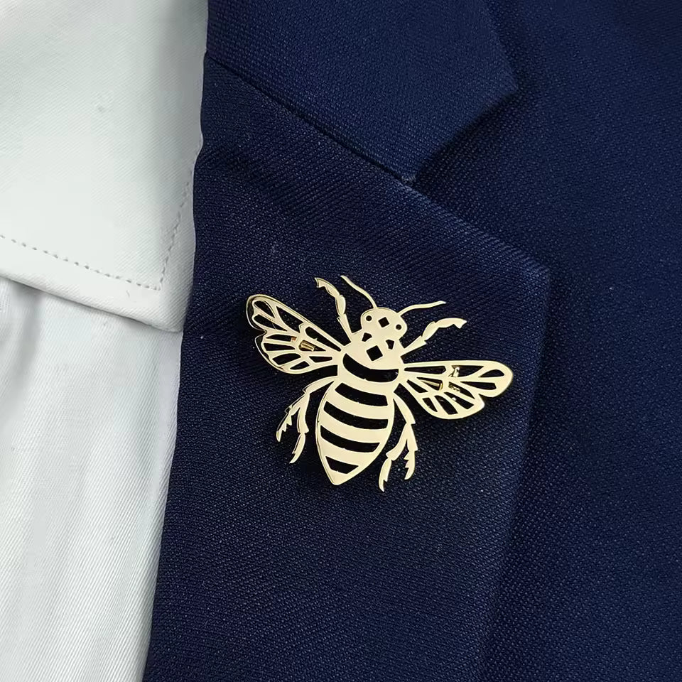 Broche abeille ajourée portée sur une tenue
