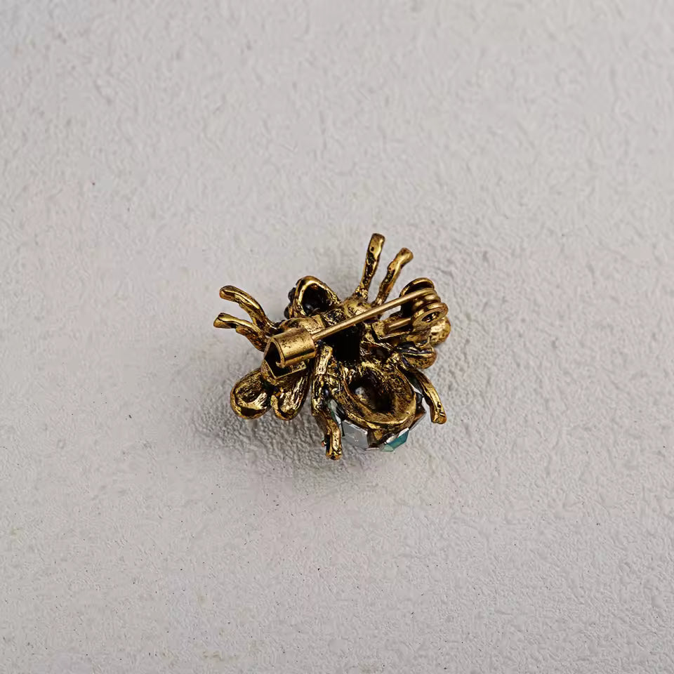 Broche abeille antique vue de dos, fermoir épingle