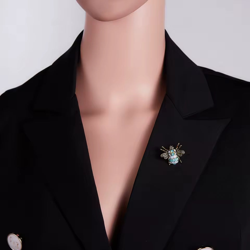 Broche abeille antique portée sur une tenue