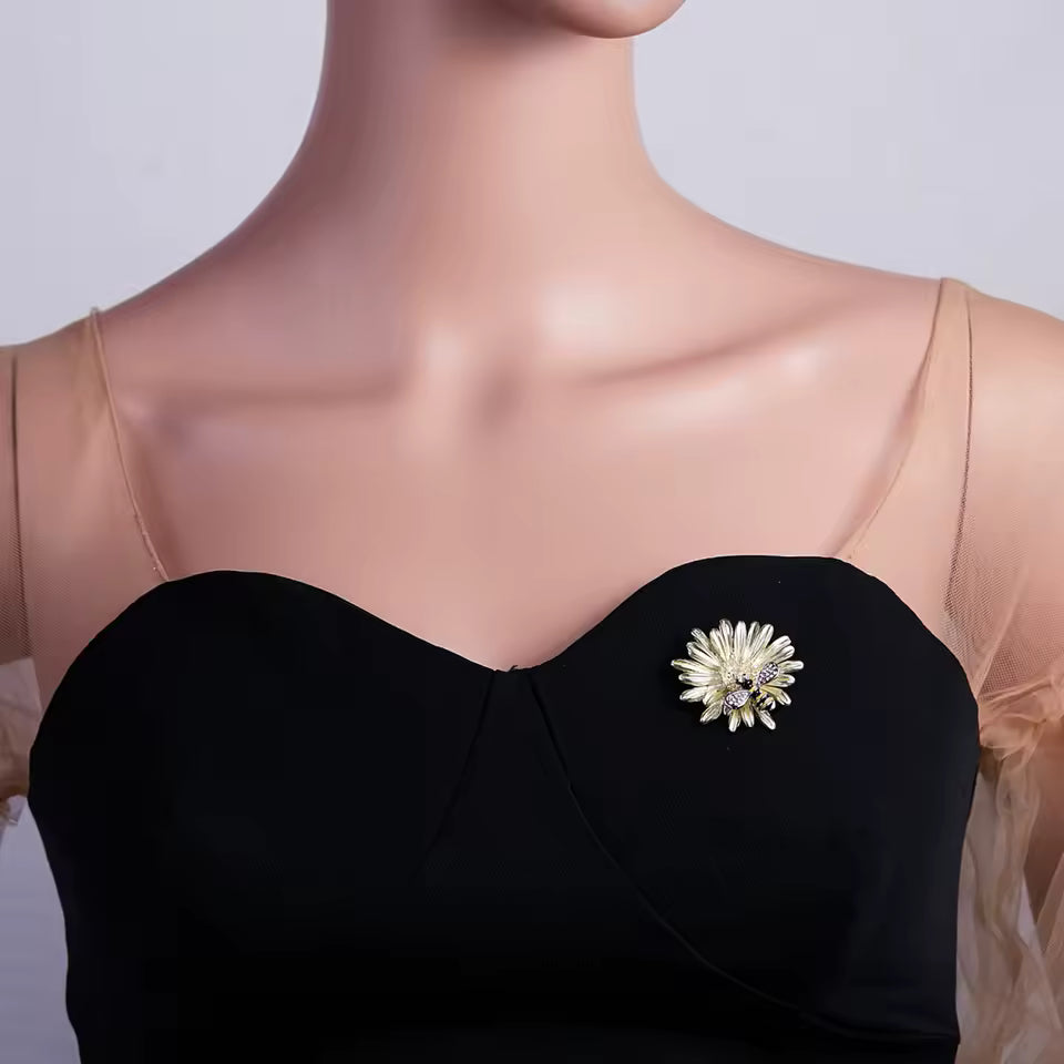 Broche abeille butine portée sur une tenue
