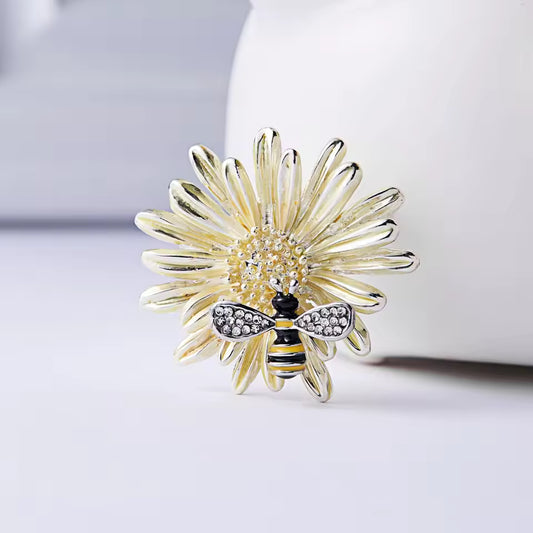 Broche abeille butine, vue complémentaire