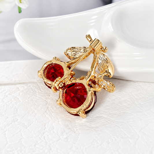 Broche abeille cerise vue de dos, fermoir épingle