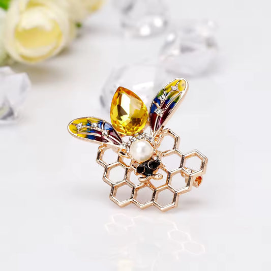 Broche abeille nectar portée sur une tenue