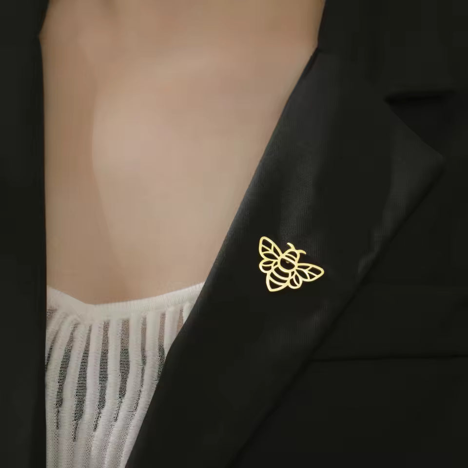 Broche abeille portée sur une tenue