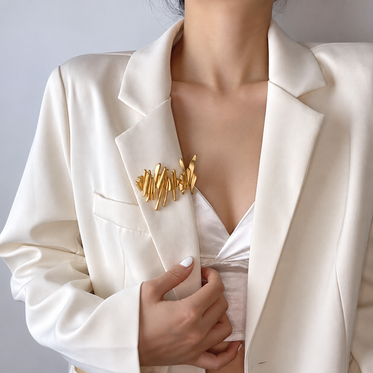 Broche abstraite portée sur une tenue