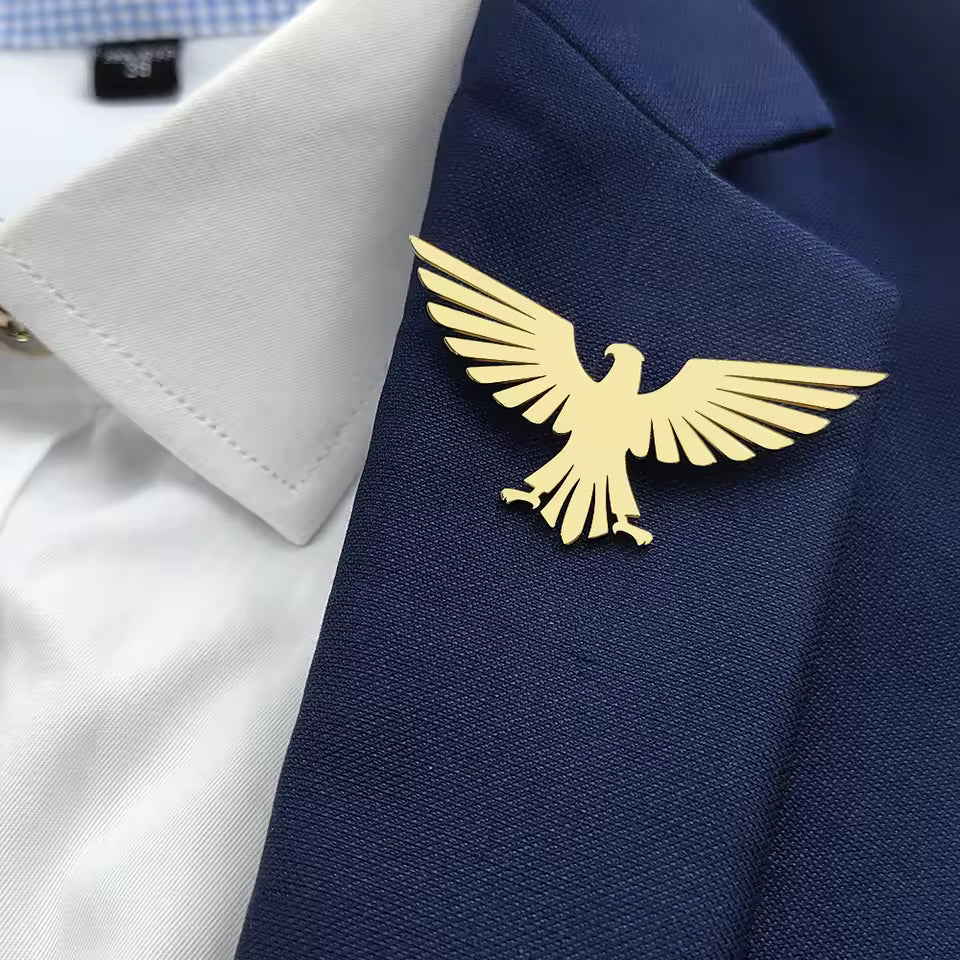 Broche aigle prestance portée sur une tenue
