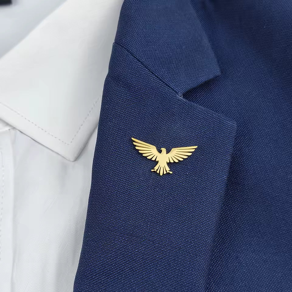 Broche aigle royal portée sur une tenue