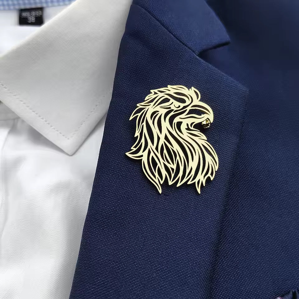 Broche aigle sauvage portée sur une tenue