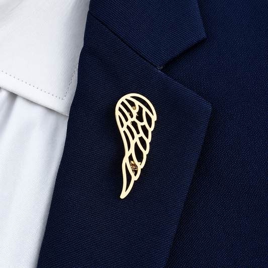 Broche aile d'ange portée sur une tenue