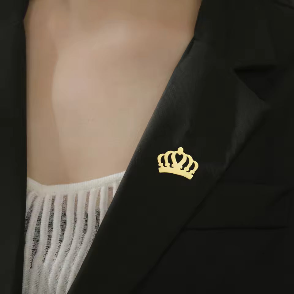 Broche amour couronné portée sur une tenue