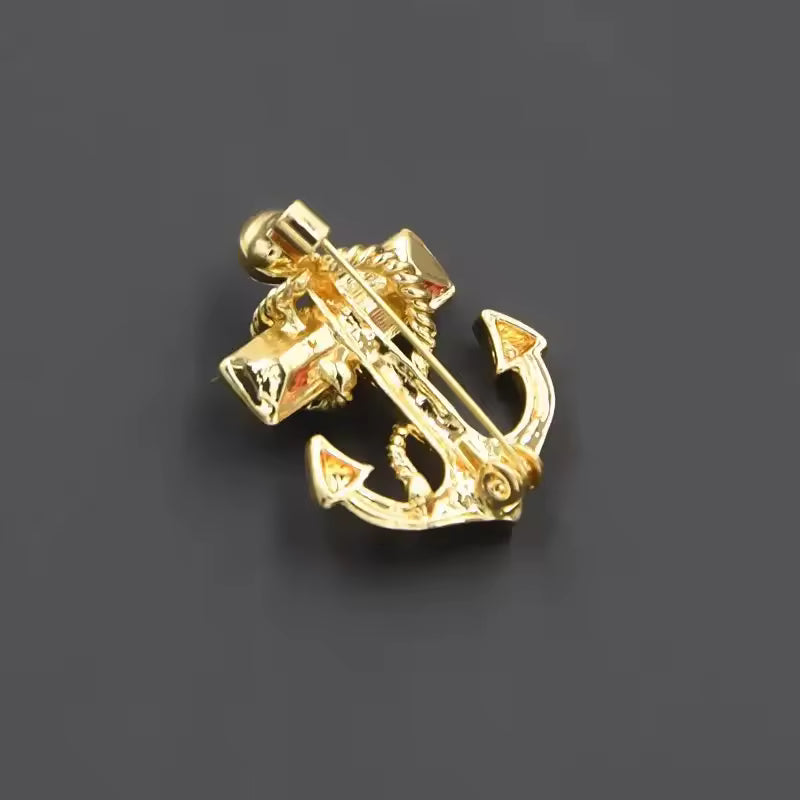 Broche ancre ornée vue de dos, fermoir épingle