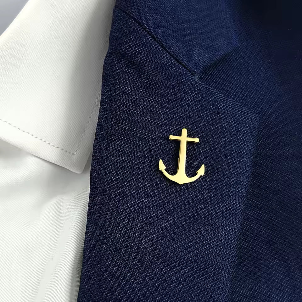 Broche ancre portée sur une tenue