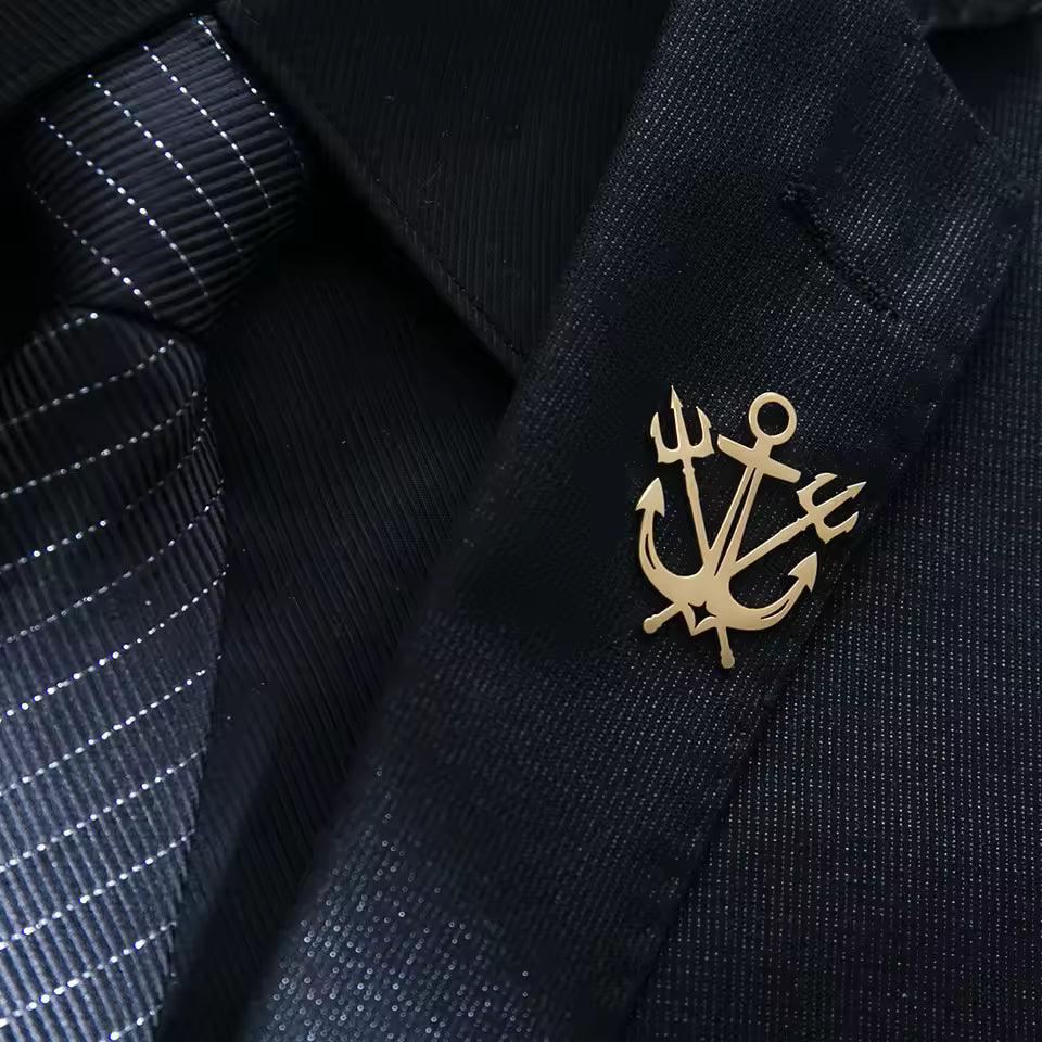 Broche ancre trident portée sur une tenue
