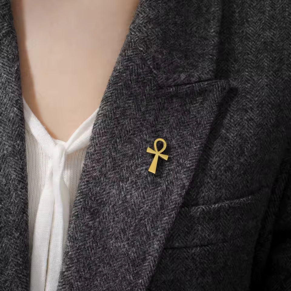 Broche Ankh portée sur une tenue