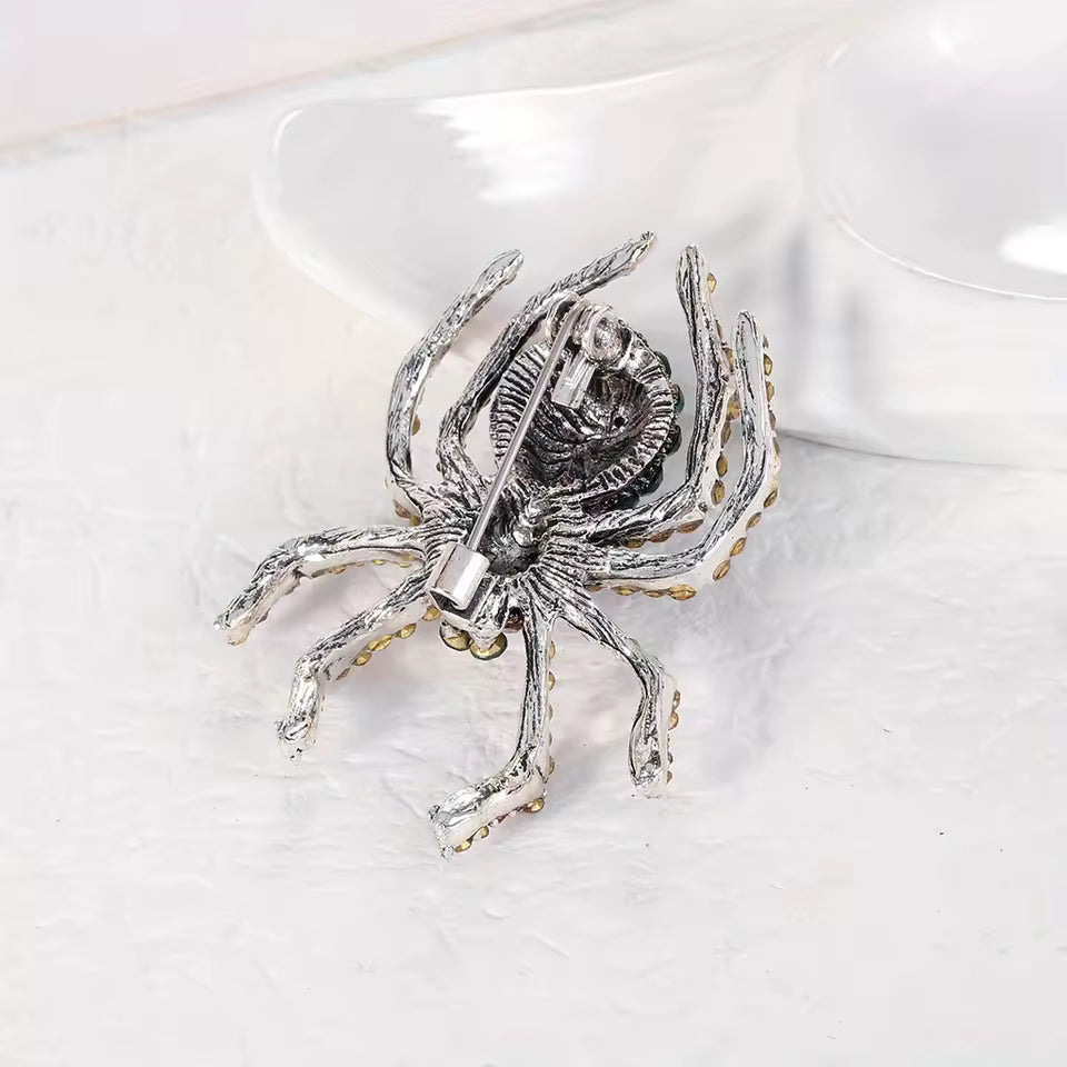Broche araignée des bois vue de dos, fermoir épingle