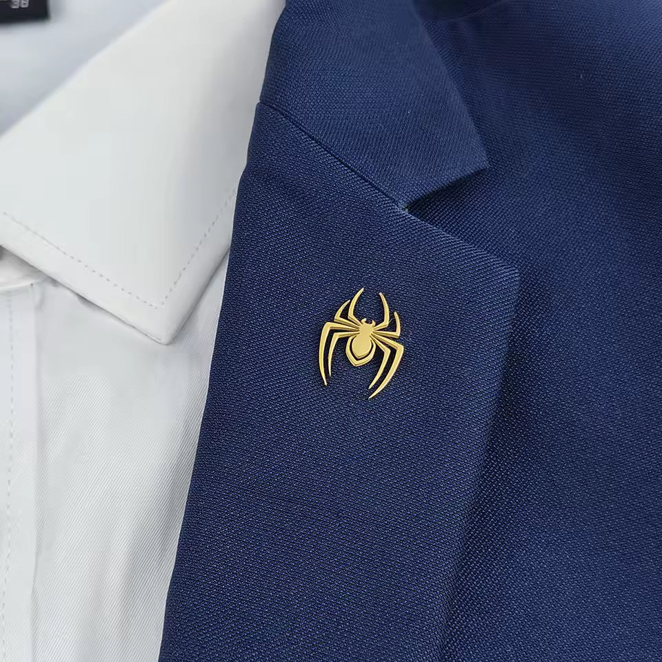 Broche araignée portée sur une tenue