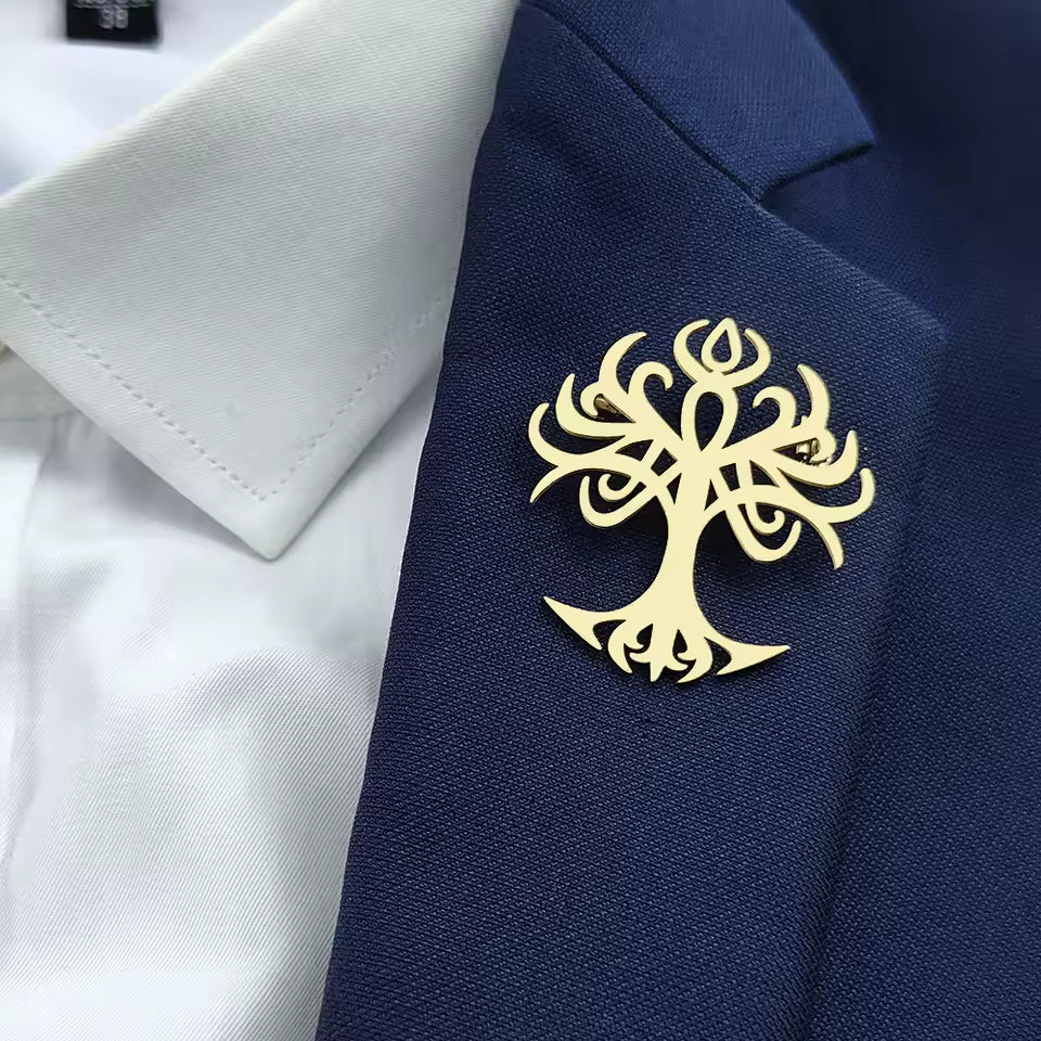 Broche arbre celtique portée sur une tenue