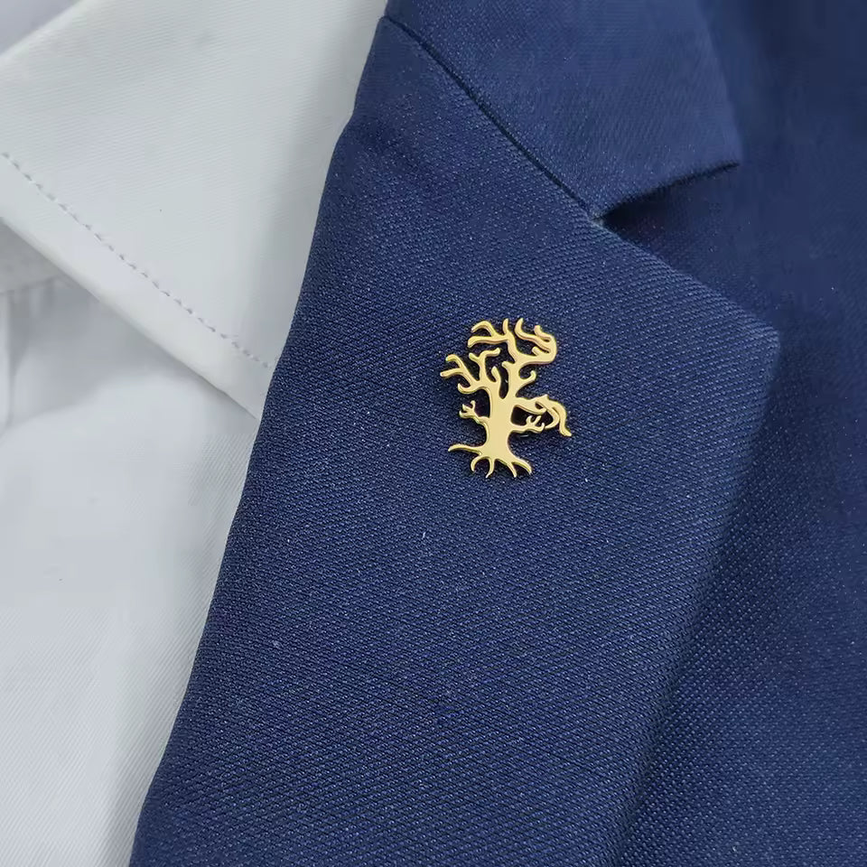 Broche arbre ensorcelé portée sur une tenue