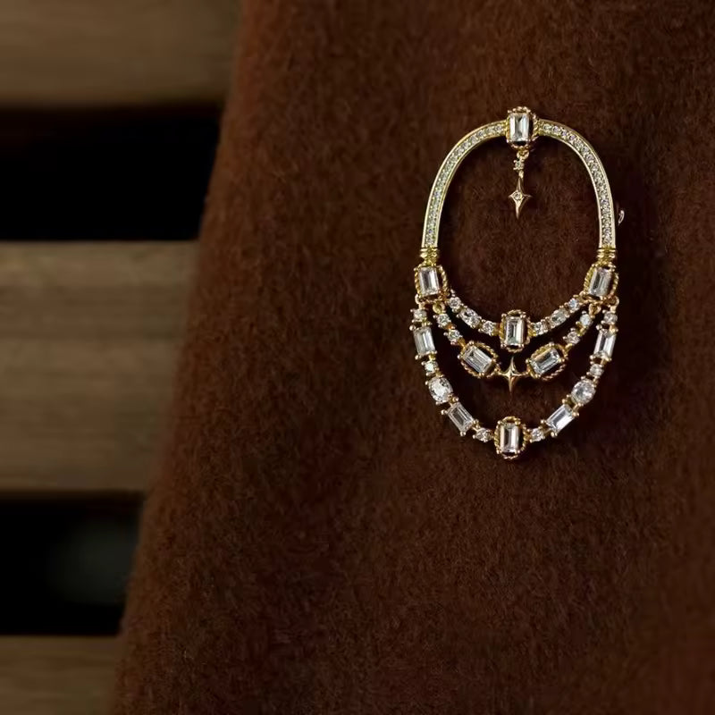 Broche arc céleste portée sur une tenue