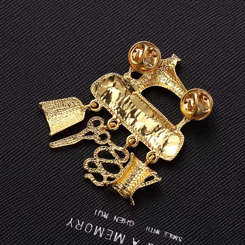 Broche atelier doré vue de dos, fermoir épingle