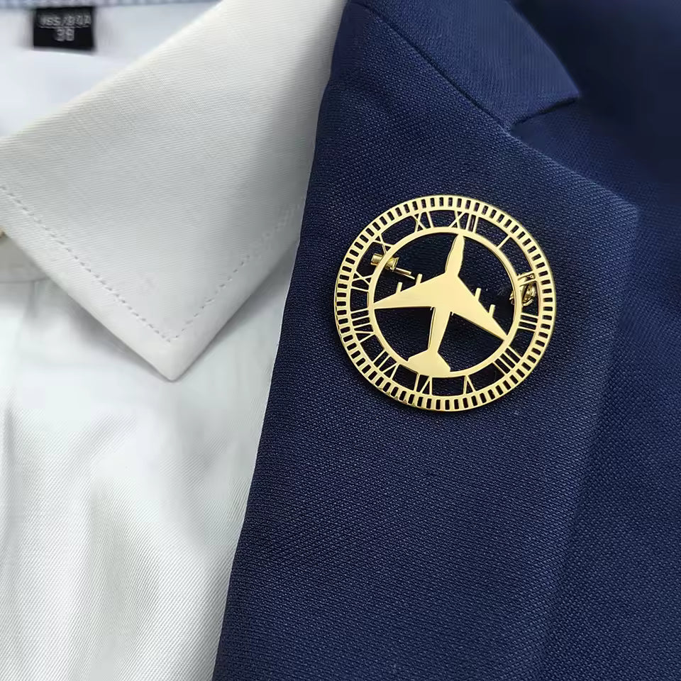 Broche avion horloge portée sur une tenue