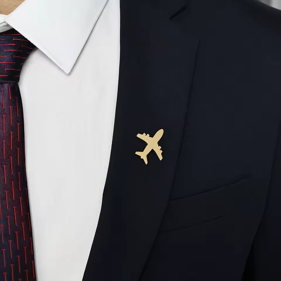Broche avion portée sur une tenue