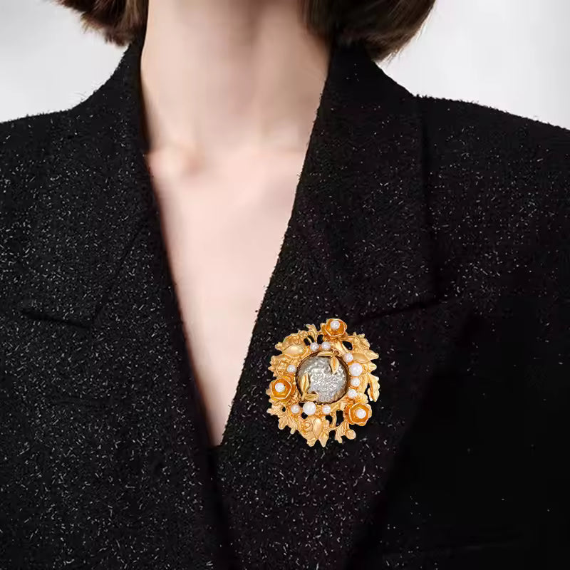 Broche baroque florale portée sur une tenue