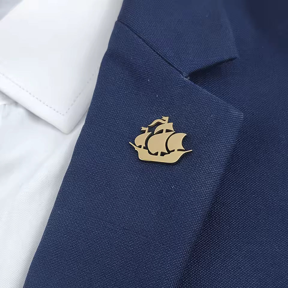 Broche bâteau portée sur une tenue